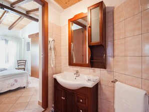 Hårføner og håndklær