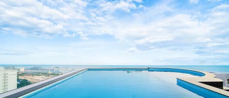 Piscina externa sazonal, funciona das 6h às 19h, espreguiçadeiras
