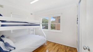 2 bedrooms, iron/ironing board, Internet, bed sheets - Elanora 1 - Beachfront Unit (Avoca Beach)