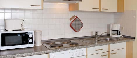 Mikrovågsugn, brödrost, barnstol och matbord