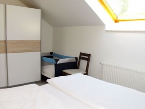 1 Schlafzimmer, Reisekinderbett, kostenloses WLAN, Bettwäsche