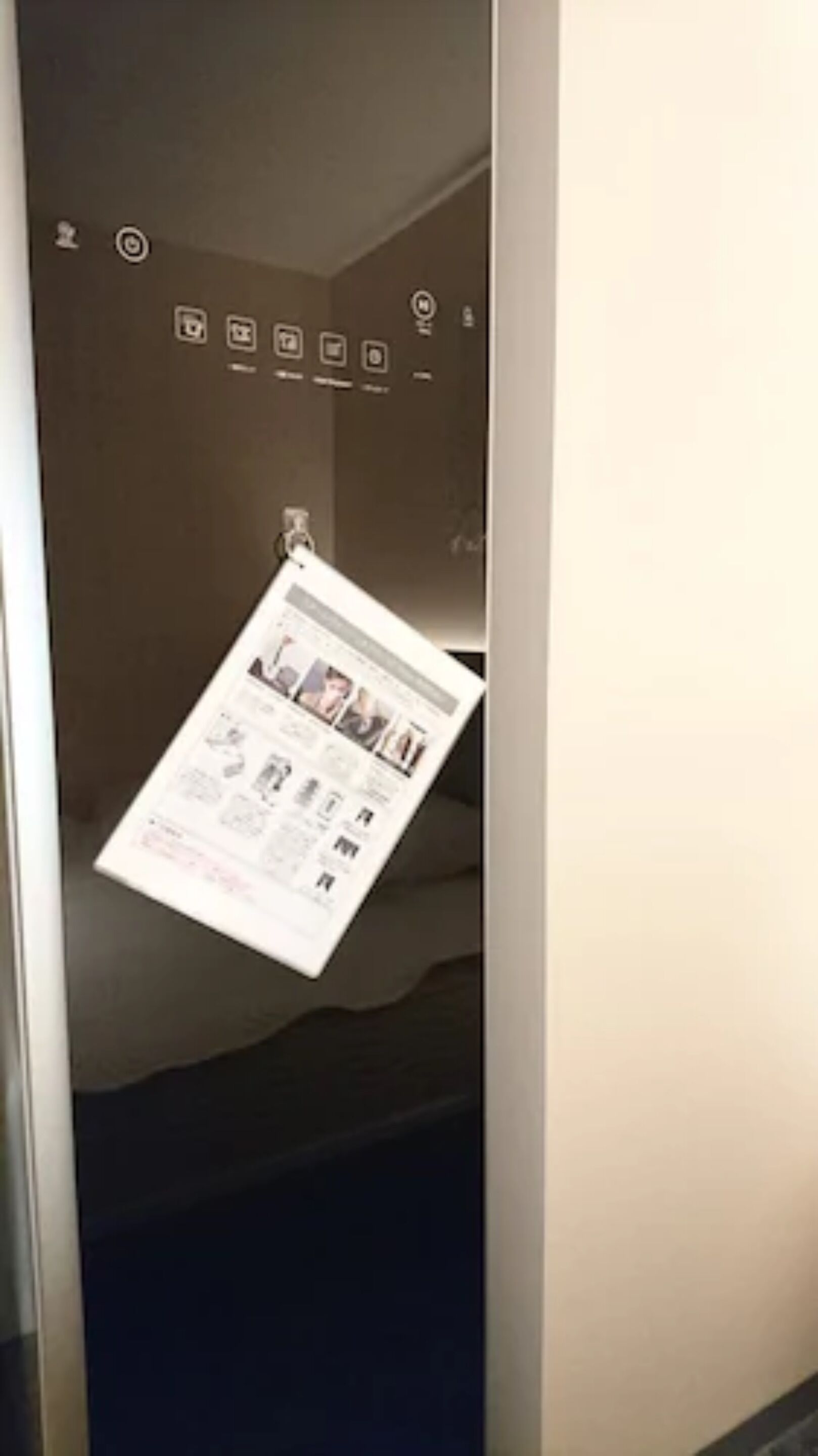 Une brochure accrochée au mur dans un couloir.