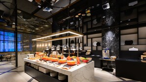 朝食 (ビュッフェ)、毎日提供 (有料)