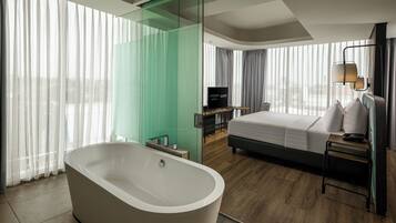 Suite | Desk, free WiFi, bed sheets