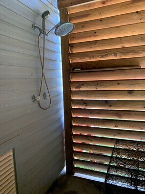 Combined shower/tub, hair dryer, towels, shampoo