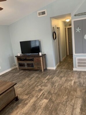 Interior - Canal House: Family Friendly, crabbing, fishing and more! (Jamaica Beach)