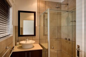 Regadera, amenidades de baño gratuitas, toallas, jabón 