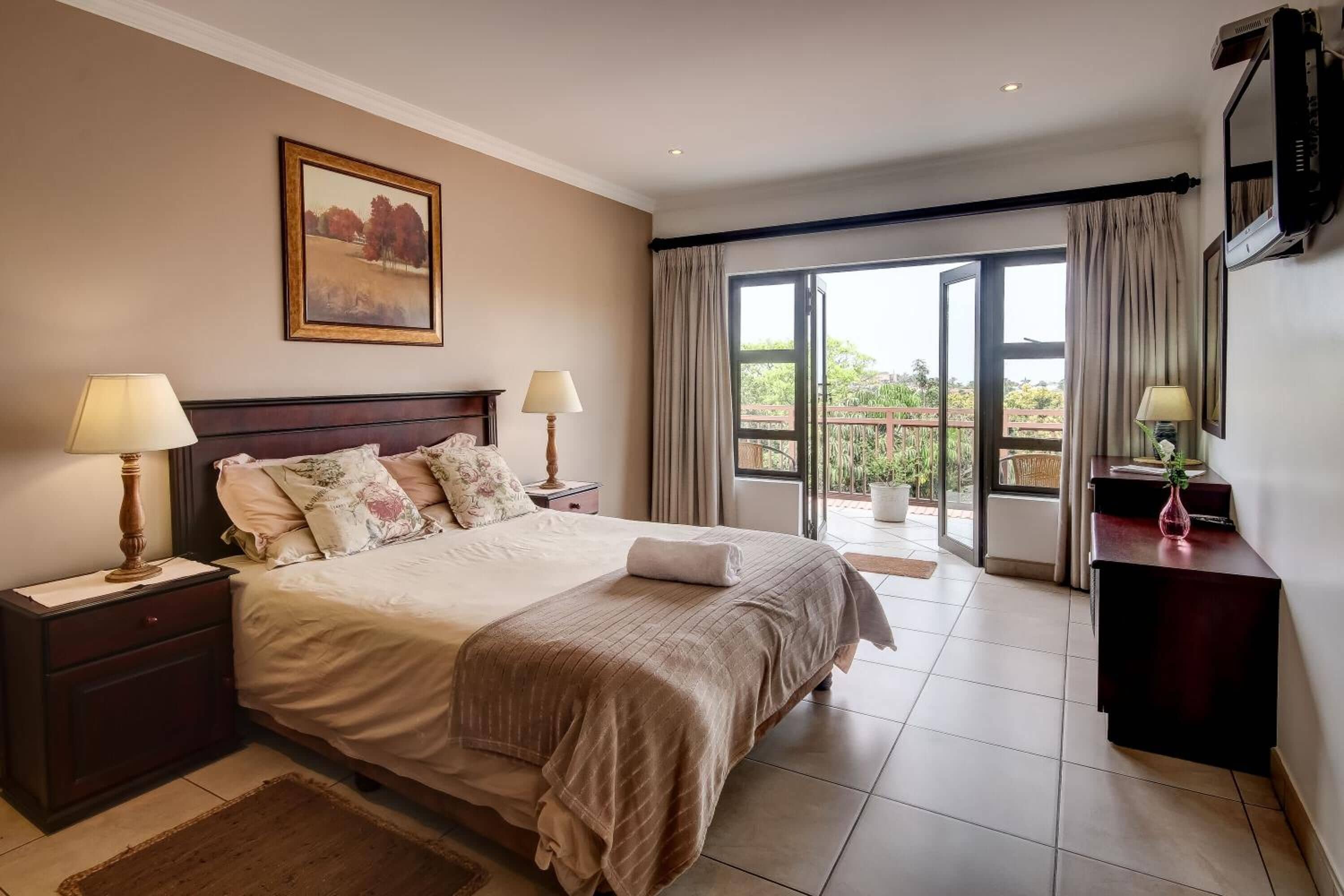 Een minibar, een kluis op de kamer, een bureau, een laptopwerkplek