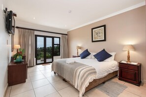 Minibar, in-room safe, desk, laptop workspace - Kites View Bed & Breakfast (Umhlanga)
