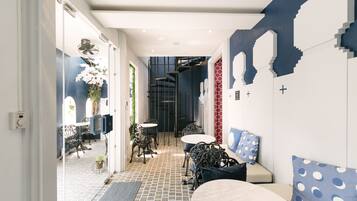 Coin salon dans le hall