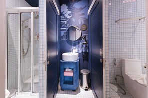 8-Bed Mixed Dormitory | Baño | Ducha y toallas