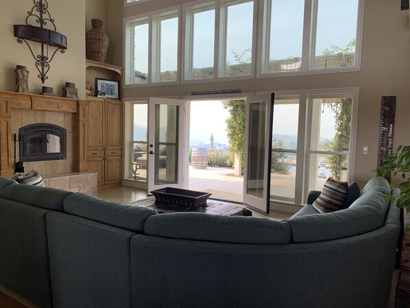 Smart TV, chimenea, tenis de mesa y libros 