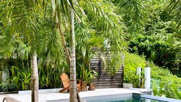 Kolam renang outdoor, dengan kursi berjemur