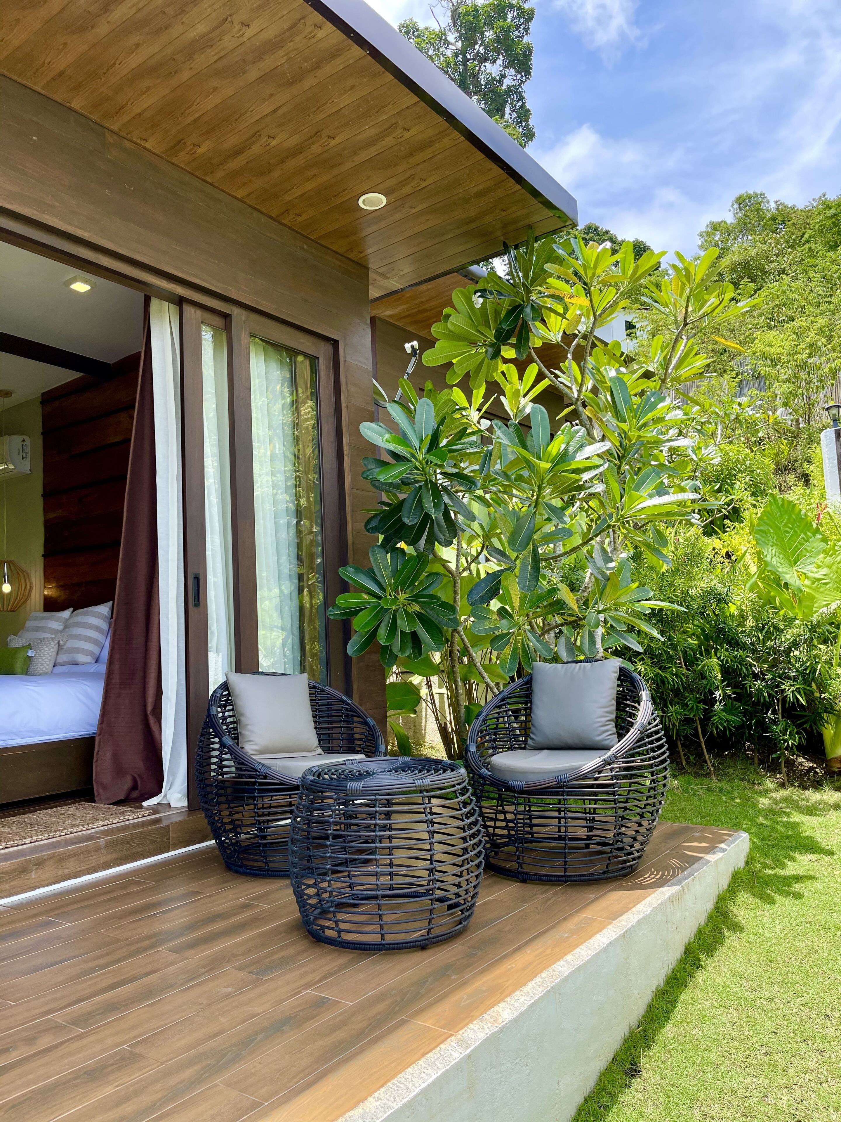 1 bedroom, desk, laptop workspace, soundproofing