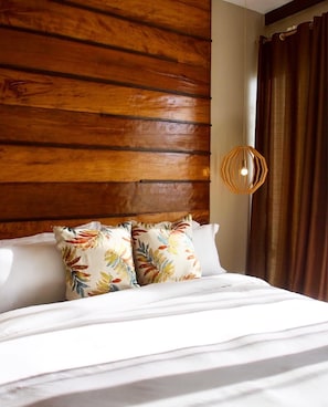 Bungalou Deluxe, 1 llit de matrimoni gran, vistes al mar | 1 dormitori, escriptori i espai de treball apte per a portàtils