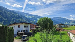 A rural village with houses, a car, and a mountain backdrop. - Lovely apartment for 3 guests with WIFI, TV and balcony (Thurmbach)