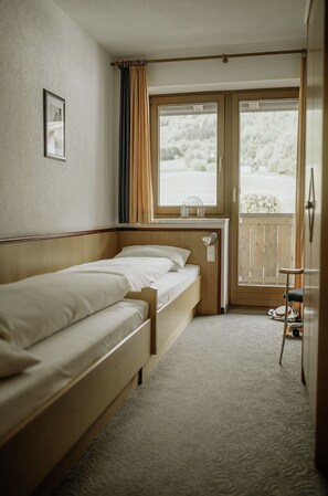 1 bedroom, free WiFi, bed sheets - Lovely apartment for 3 guests with WIFI, TV and balcony (Thurmbach)