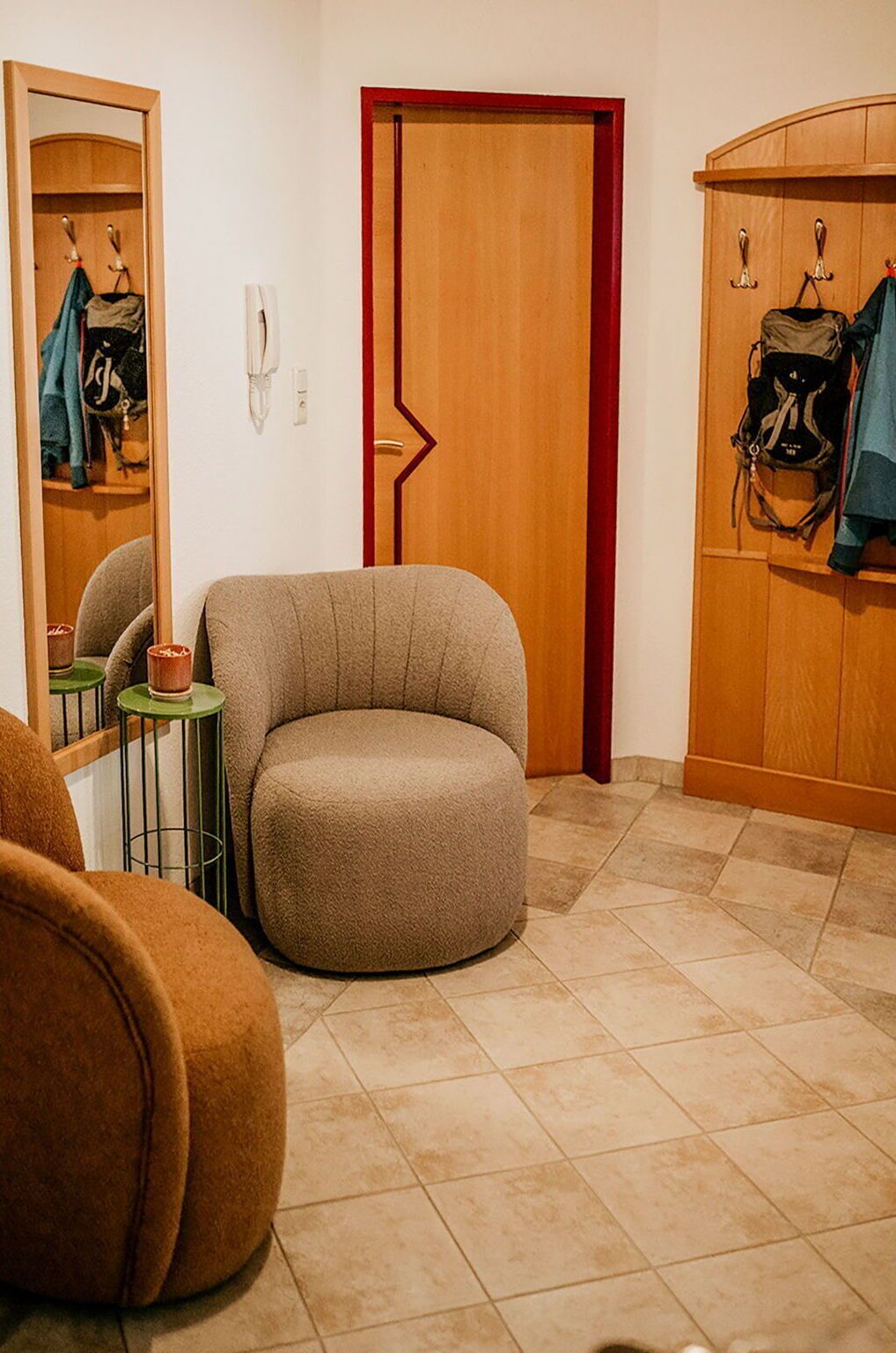 Möbel, Flooring, Fussboden, Holz, Interior Design, Braun, Stuhl, Komfort, Holzbeize, Wohnzimmer