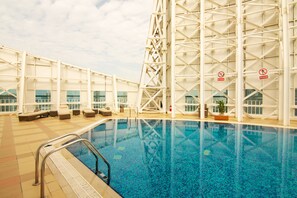 Outdoor pool - Lux BnB I X1 Tower I Golf Course & Sea Views (Dubai)