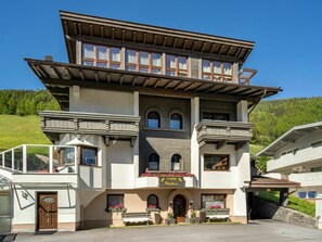 A two-story building with a balcony, a sign reading "Garnis Nadine," and a staircase leading to a second floor. - Beautiful apartment for 4 guests with WIFI, TV and balcony (Solden)