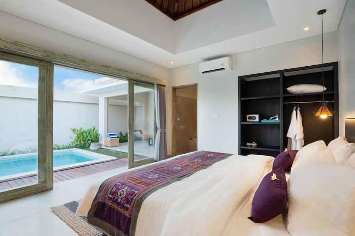 Bộ đồ giường cao cấp, minibar, két bảo mật tại phòng, bàn 