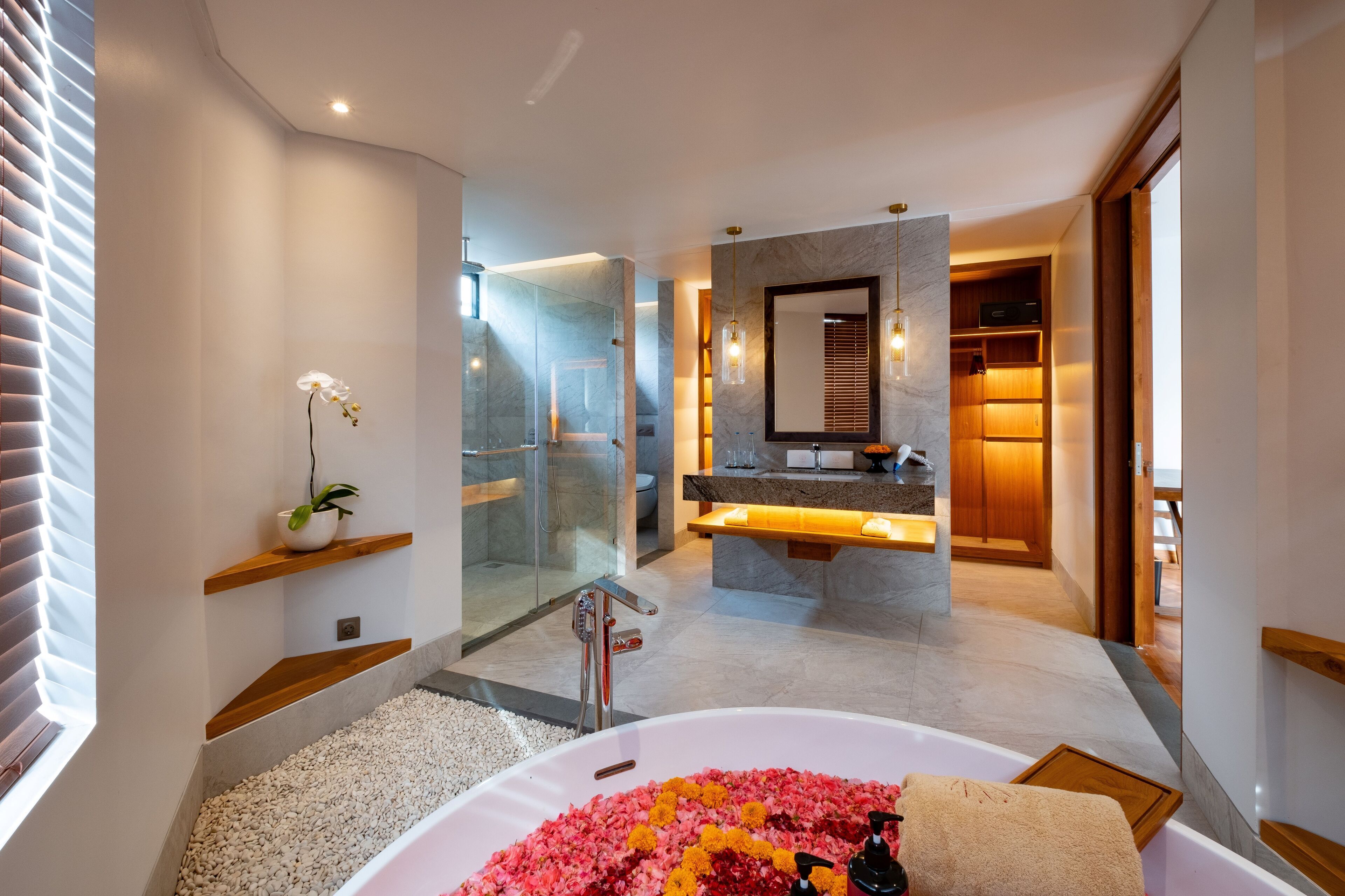 Vila Grand, 3 kamar tidur, kolam renang pribadi, pemandangan kolam renang | Kamar mandi | Bathtub dan shower terpisah dan pancuran hujan