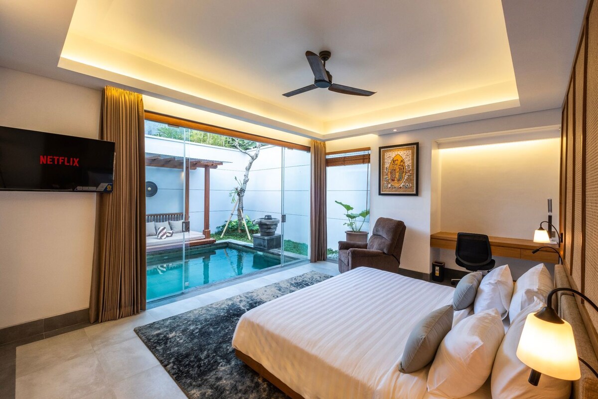 Bộ đồ giường cao cấp, minibar, két bảo mật tại phòng, bàn 