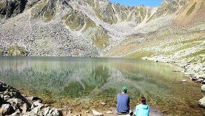 A clear mountain lake with rocky shores and a mountainous backdrop. - Nice apartment for 2 guests with WIFI, TV and balcony (Solden)