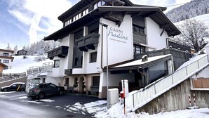 A building with a sign reading "GARNI Nadine ZIMMER - APARTMENTS". - Nice apartment for 2 guests with WIFI, TV and balcony (Solden)