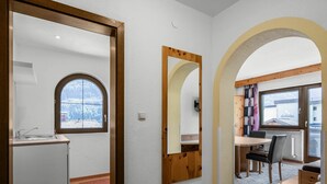 A modern kitchen with a window, a dining area with a table and chairs, and a view of the outside. - Cosy apartment for 6 people with WIFI, TV and balcony (Solden)