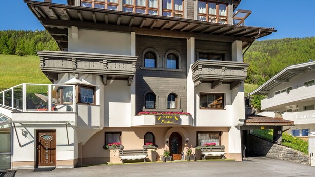 A multi-story building with a prominent entrance, balconies, and a sign reading "GARNI Nadine." - Cosy apartment for 6 people with WIFI, TV and balcony (Solden)