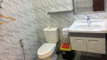 Family Room | Bathroom | Shower, free toiletries, towels, soap