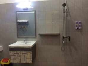 Superior Twin Room | Bathroom - The Lodge Ngwe Taung (Demoso)