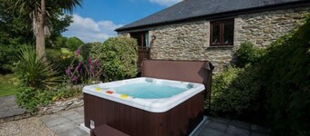 Dog-friendly converted Mill with hot tub - sleeps 8