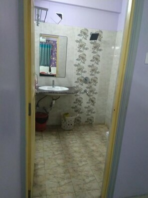 Shower, free toiletries, slippers, towels - Hotel Coco Inn (Kolkata)