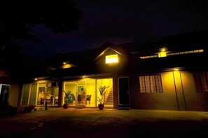 住宿正面 - 傍晚/夜晚