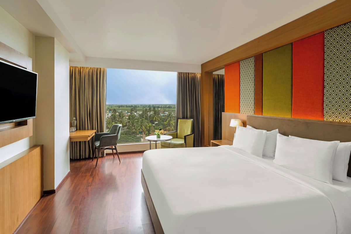 Premium Room, 1 King Bed, City View | 1 bedroom, minibar, in-room safe, desk
