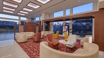 Coin salon dans le hall