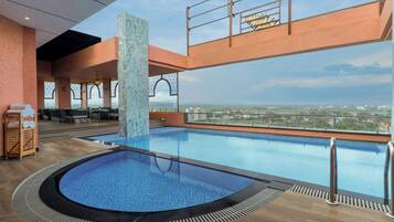 حمّام سباحة خارجي