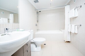 Shower, hair dryer, towels, soap - 1 Bedroom Self-contained Unit (Springwood)