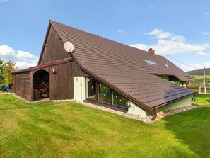 Exterior - Beautiful private villa for 8 guests with WIFI, private pool, TV, patio and pets allowed (Klatovy)