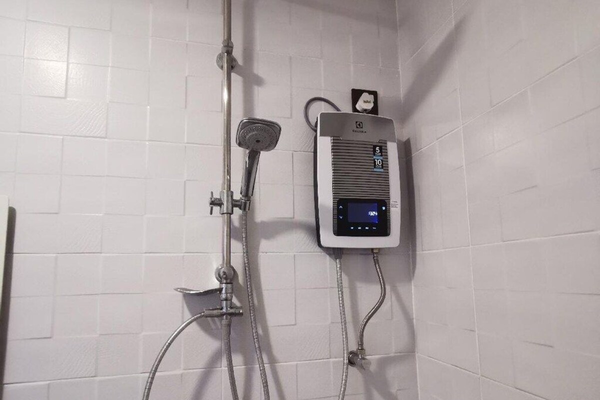 Ducha con panel de control digital, cabezal de ducha de mano y manguera flexible.