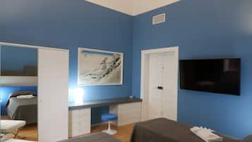 Habitación de diseño doble, baño privado (External) | Caja fuerte, escritorio, cortinas opacas y tabla de planchar con plancha