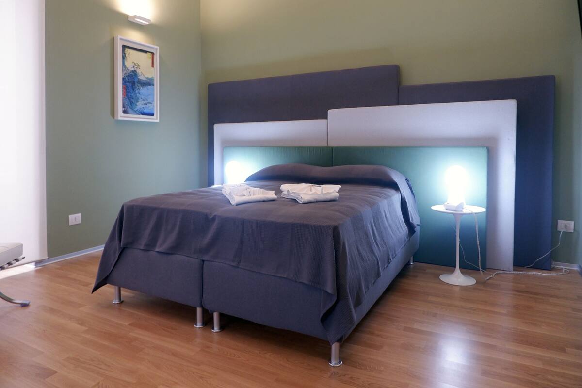 Quarto casal luxo, banheiro privativo (External) | Cofres nos quartos, escrivaninha, cortinas blackout