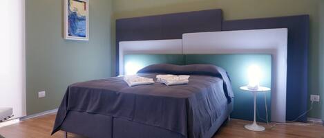 Deluxe-dobbeltværelse - privat badeværelse (External) | Pengeskab på værelset, skrivebord, mørklægningsgardiner