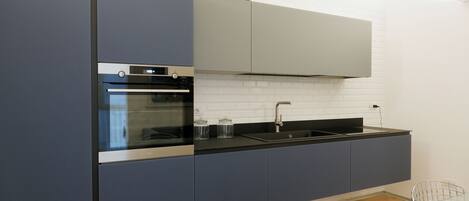 Een oven, een kookplaat, een koffiezetapparaat/waterkoker