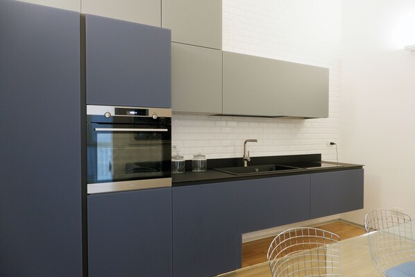 Four, plaque de cuisson, cafetière/bouilloire