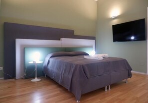 Caixa forta a l'habitació, escriptori i cortines opaques 