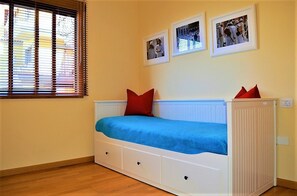 2 chambres, bureau, fer et planche Ă repasser, lit parapluie