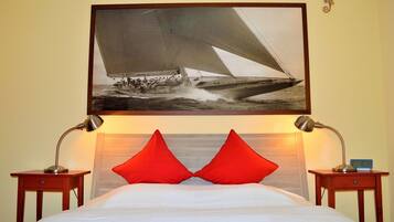 2 slaapkamers, een bureau, een strijkplank/strijkijzer, reisbedje